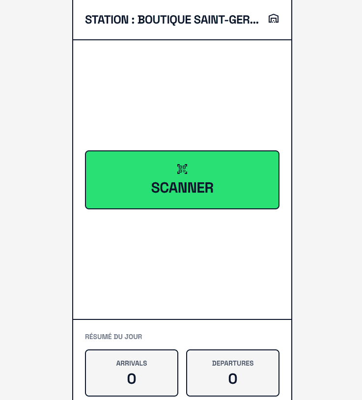 Employé scannant un QR code sur une boîte navette